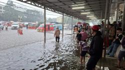 Depok Dikepung Banjir, Jasa Ojek Payung Laris Manis