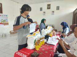 Warga Kelurahan Karanganyar Indramayu Bahagia Terima Bantuan Pangan dari Pemerintah Pusat