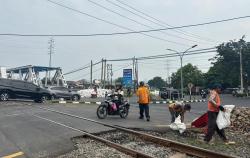 Hati-hati! Ada Perbaikan Geometri Jalan Rel di Perlintasan Jalan Madukoro-Kokrosono Semarang