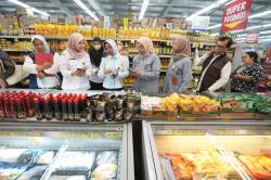 Ning Ita Turun Langsung Cek Peredaran Mamin Jelang Nataru di Mojokerto, Temukan Ikan Beku Impor