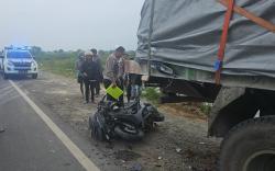 Pengendara Motor Tewas Tabrak Truk Parkir di JLU Lamongan, Diduga Kurang Konsentrasi
