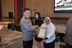 Jurnalis iNews Gusti Yennosa Terima Penghargaan Kapolda Kepri atas Dedikasi Sosial