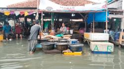 Banjir Rob Lumpuhkan Aktivitas TPI Eretan Kulon di Indramayu, Pedagang Kehilangan Pembeli