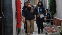 Dijemput Paksa Polda Jabar Lisa Mariana Nampak Murung Saat Diperiksa di Ditres­siber