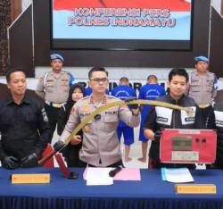 Komplotan Begal Remaja Dibekuk Polres Indramayu, Celurit 1,5 Meter Diacungkan ke Korban