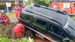 Diduga Sopir Mengantuk, Mobil Pribadi Terperosok ke Parit di Palangkaraya