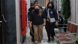Ini Penampakan Lisa Mariana di Ditressiber Polda Jabar, Wajahnya Murung