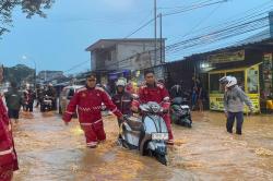 Jalan Banjaran–Soreang Terendam Banjir 50 Sentimeter, Warga Terjebak Arus Deras