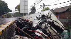 Dua Truk Box Adu Banteng di Jalur Pantura Situbondo, Dua Sopir Terjepit
