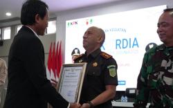 Kinerja Bukan Kaleng-kaleng, Kejari Karawang Raih Penghargaan di Hari Antikorupsi Sedunia 2025