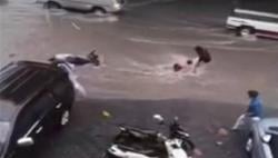 Detik-Detik Banjir Bandang Terjang Cikole Sukabumi, Motor dan Gerobak Hanyut