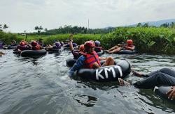 Potret Keseruan Jurnalis-Bidhumas Polda Jateng Tubing Menyusuri Sungai Muncul