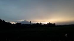 Panorama Senja di Pemalang Selatan Diburu Fotografer, Matahari Tenggelam di Balik Gunung Slamet