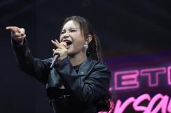 Cerita Perjuangan Pasangan Asal Malang Demi Nonton Konser Rossa di Surabaya