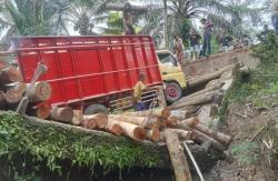 Jembatan Penghubung Empat Desa di Cimanggu Pandeglang Ambruk, Akses Warga Lumpuh Total
