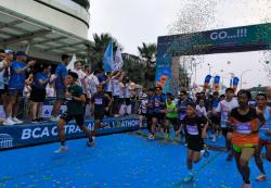 Pelari Nasional dan Internasional Ramaikan Marathon di Kawasan Perumahan Surabaya Barat