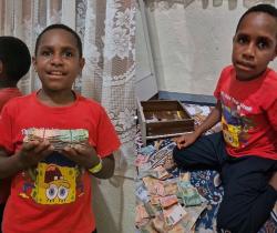 Viral! Bantu Korban Sumatera, Siswa SD Ini Bongkar Celengan Hasil Cabut Uban Pak Guru