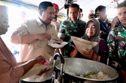 Makan Nasi dan Ikan Tongkol di Dapur Umum Pengungsian, Prabowo: Ada Sendok Piring, Saya Mau Coba!