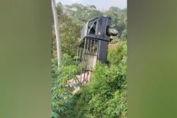 Tak Kuat Menanjak, Pikap Bermuatan Semen Masuk Jurang di Lebak