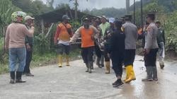 Retakan Bukit 1 Km Ancam Warga, Lansia Sakit Dievakuasi di Tengah Longsor Agam
