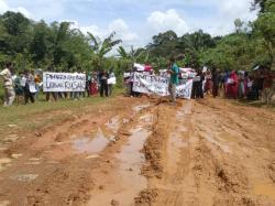 Mahasiswa Bersama Warga Gelar Aksi Damai Tuntut Perbaikan Jalan Rusak di Kecamatan Cigemblong