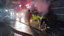 Perbaiki Mobil Mogok, Sebuah Sedan Hangus Terbakar di Driyorejo, Gresik