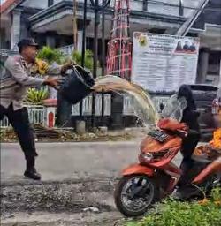 Binmas Polsek Pahandut Cepat Tangani Motor Warga yang Terbakar di Depan Kantor Kelurahan Menteng