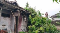 Angin Kencang Terjang Indramayu, Lima Rumah dan Parkiran Masjid Rusak