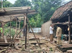 Hujan Deras dan Angin Kencang Rusak Rumah di Situbondo, Satu Keluarga Nyaris Terluka