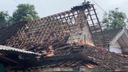 Diterjang Angin Putting Beliung, 283 Rumah di Tuban Rusak, Warga Kerja Bakti Perbaiki Rumah