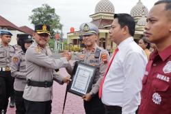 Selamat, 35 Personel Berprestasi Dan Juara Lomba Siskamling Terima Penghargaan Dari Kapolres Groboga