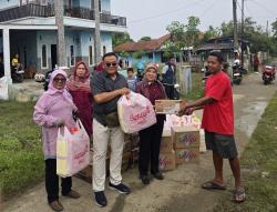 MKKS SMA Karawang Salurkan Bantuan untuk Warga Karangligar Terdampak Banjir