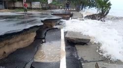 Jalan Rusak Dihantam Gelombang Tinggi, Aktivitas Warga Pantai Pasir Padi Terganggu