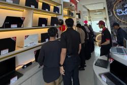 Ribuan Mahasiswa di Depok Berebut Laptop untuk Bertahan di Dunia Akademik