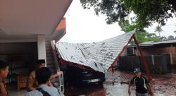 Garasi Mobil Bupati Situbondo Ambruk Diterjang Hujan dan Angin Kencang