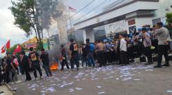 Aksi Hari Anti Korupsi, Aktivis Sambangi DPRD hingga Pendopo