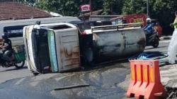 Truk Pengangkut Limbah Warung Soto Terguling di Teras Boyolali, Sopir Selamat dan Jalan Sempat Macet