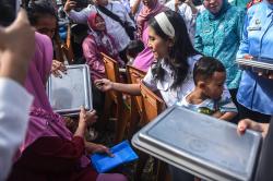 Potret Wamen Kependudukan dan Pembangunan Keluarga Bagikan MBG 3B