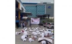 Warga Bekasi Demo Kantor PDAM Tirta Bhagasasi, Sudah Bayar Rp2 Miliar Air Belum Terpasang