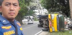 Diduga Bak Terangkat, Truk Sampah Nyusruk dan Terguling di Tikungan Saung Buled