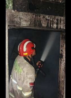 Kasur Terbakar Picu Kebakaran Rumah di Pawidean, Damkar Indramayu Gerak Cepat Padamkan Api