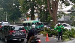 Emak-emak Bawa Angkot Tabrak Pohon di Jalan Diponegoro, 3 Penumpang Luka-luka