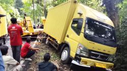 Detik-Detik Mencekam: Ban Selip karena Ngantuk, Mobil Boks Tergantung di Jurang Tanggeung Cianjur