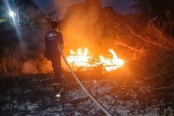 Lahan Terbakar di Tengah Permukiman Palangka Raya, Damkar Bergerak Cepat Lakukan Pemadaman