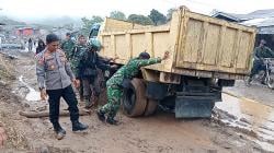 Pasca Longsor, Relawan Bantu Angkut BBM untuk Alat Berat Terjebak di Bener Meriah
