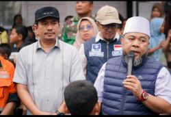 Empati Terhadap Korban, Bupati Arie Dampingi Gubernur Bengkulu Salurkan Bantuan ke Sumbar