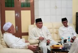 Di Tengah Dinamika NU, Gus Yahya Sowan ke Kiai Sepuh Pasuruan dan Kenakan Jubah Mbah Hamid