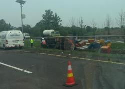 Diduga Sopir Mengantuk, Truk Ikan Segar Hantam Wirerope di KM 136 Tol Cipali