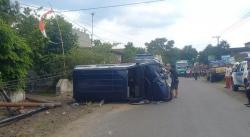 Panther Pengiring Pengantin Terguling Usai Tabrak 6 Tiang Wifi di Jombang, Warga: Tiga Orang Luka