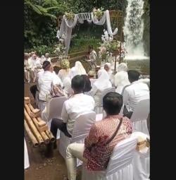 Viral! Demi Hadirkan Suasana Sakral dan Ekstrem, Pasangan Ini Gelar Akad Nikah di Bawah Air Terjun 